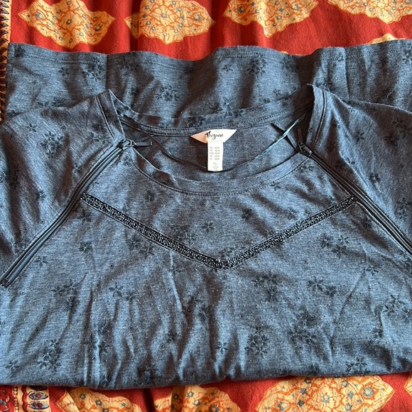 Thyme Maternity Zip-Front Nursing Top - Picture 3 of 4